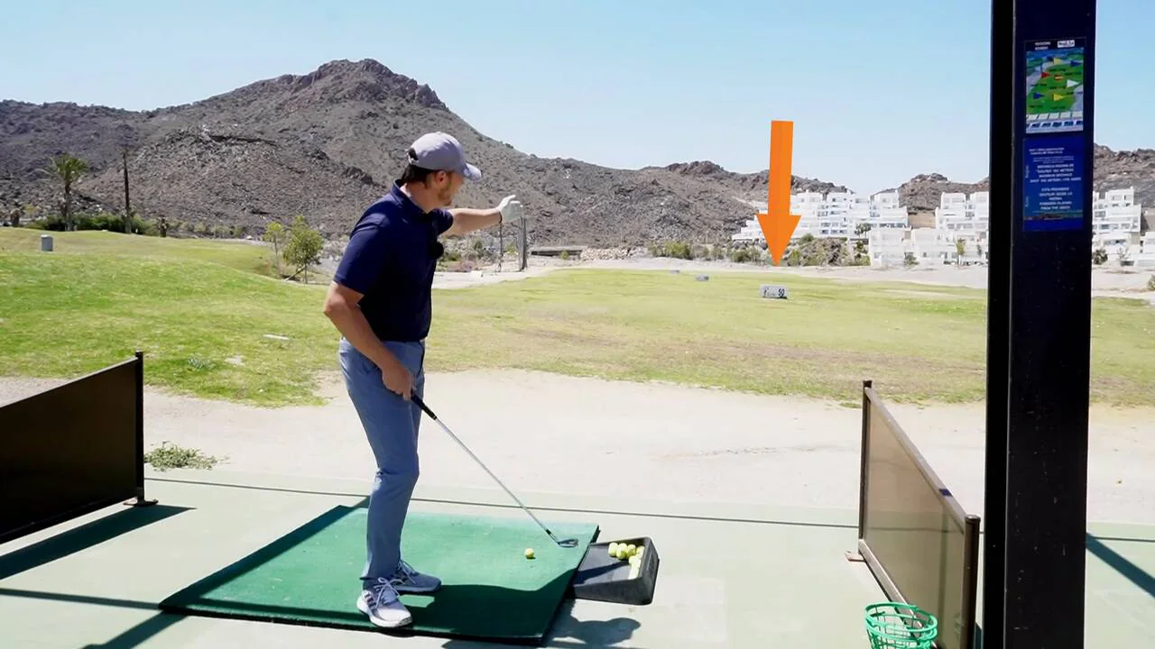 Roy Kullick wijst een klein en specifiek doel aan op de drivingrange
