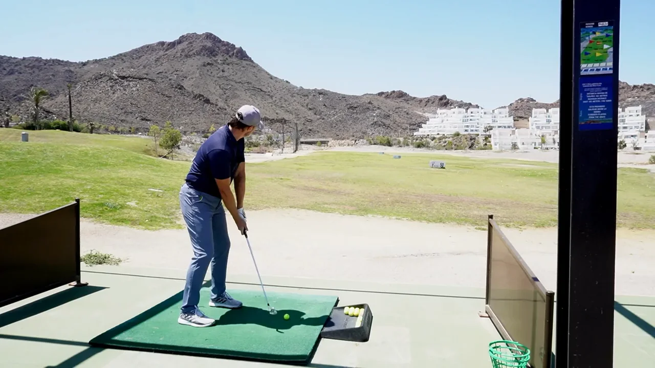 Roy Kullick bereidt een slag voor op de driving range