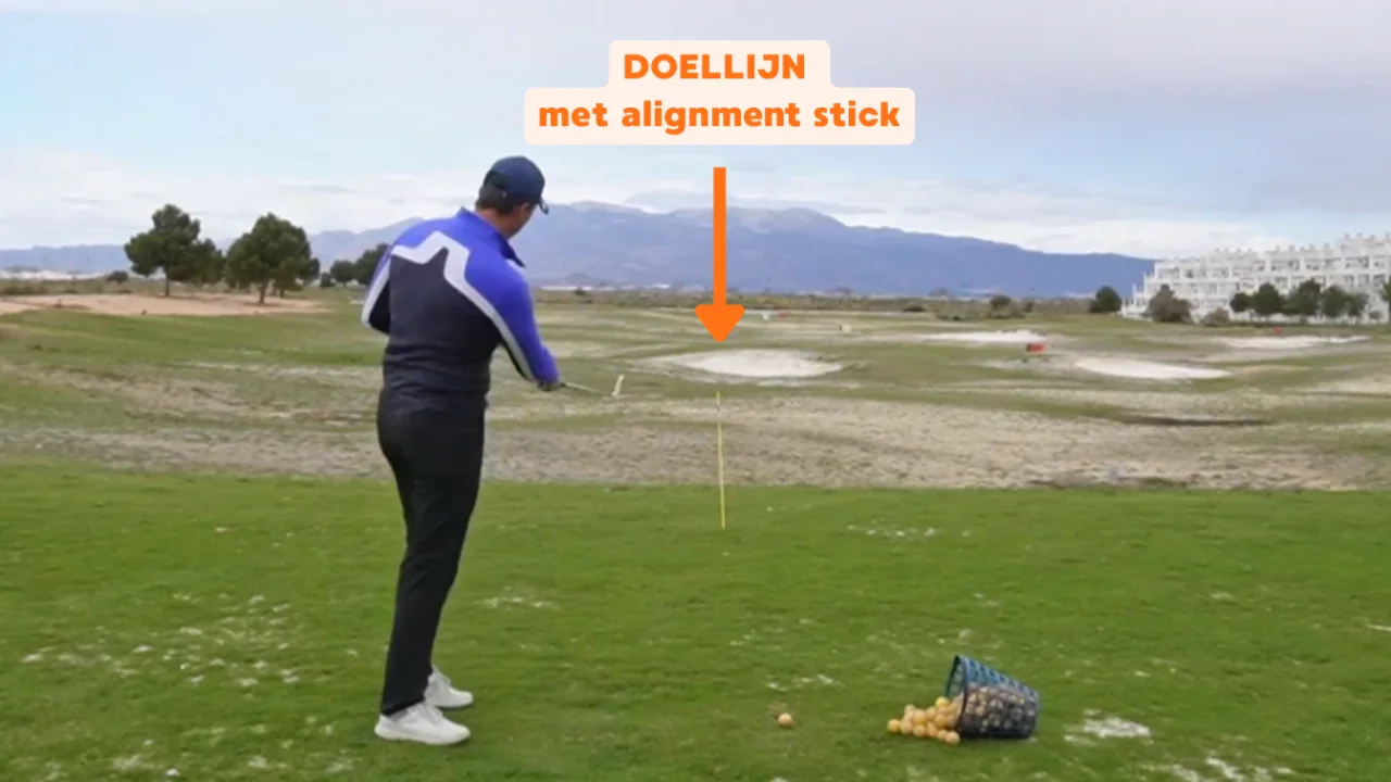 Roy Kullick toont de doellijn met een alignment stick