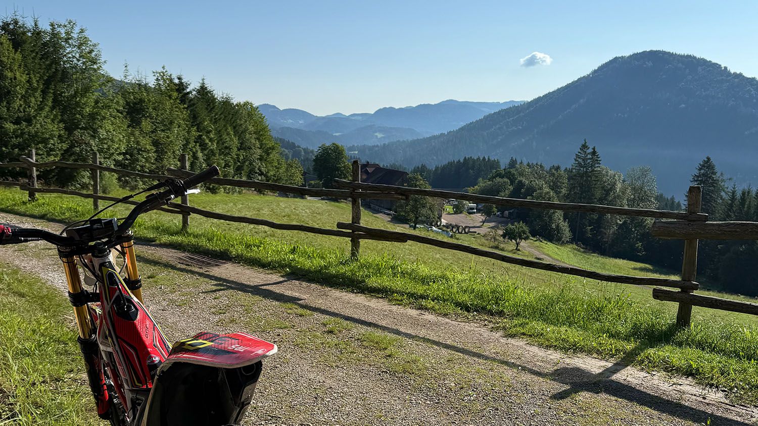 Trialbike vor Bergkulisse in Lunz am See