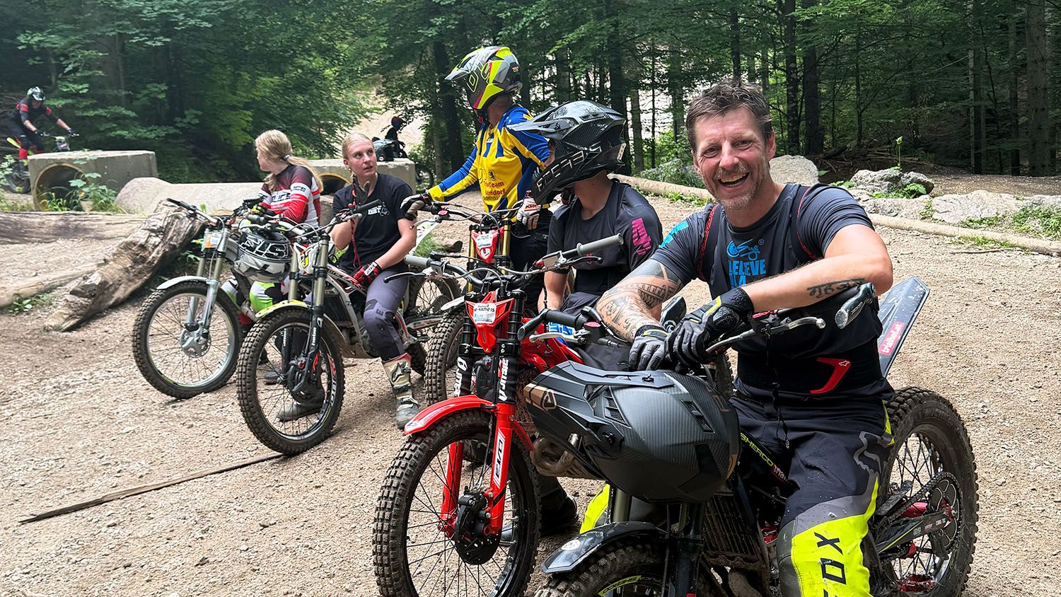 Intermediate Gruppe beim Trialtraining in Lunz