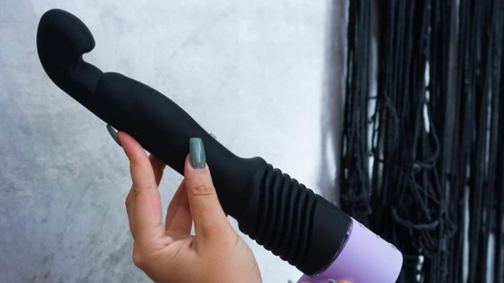 Thrusting Dildo from Velvet thruster promoted by  Julieta Chiara