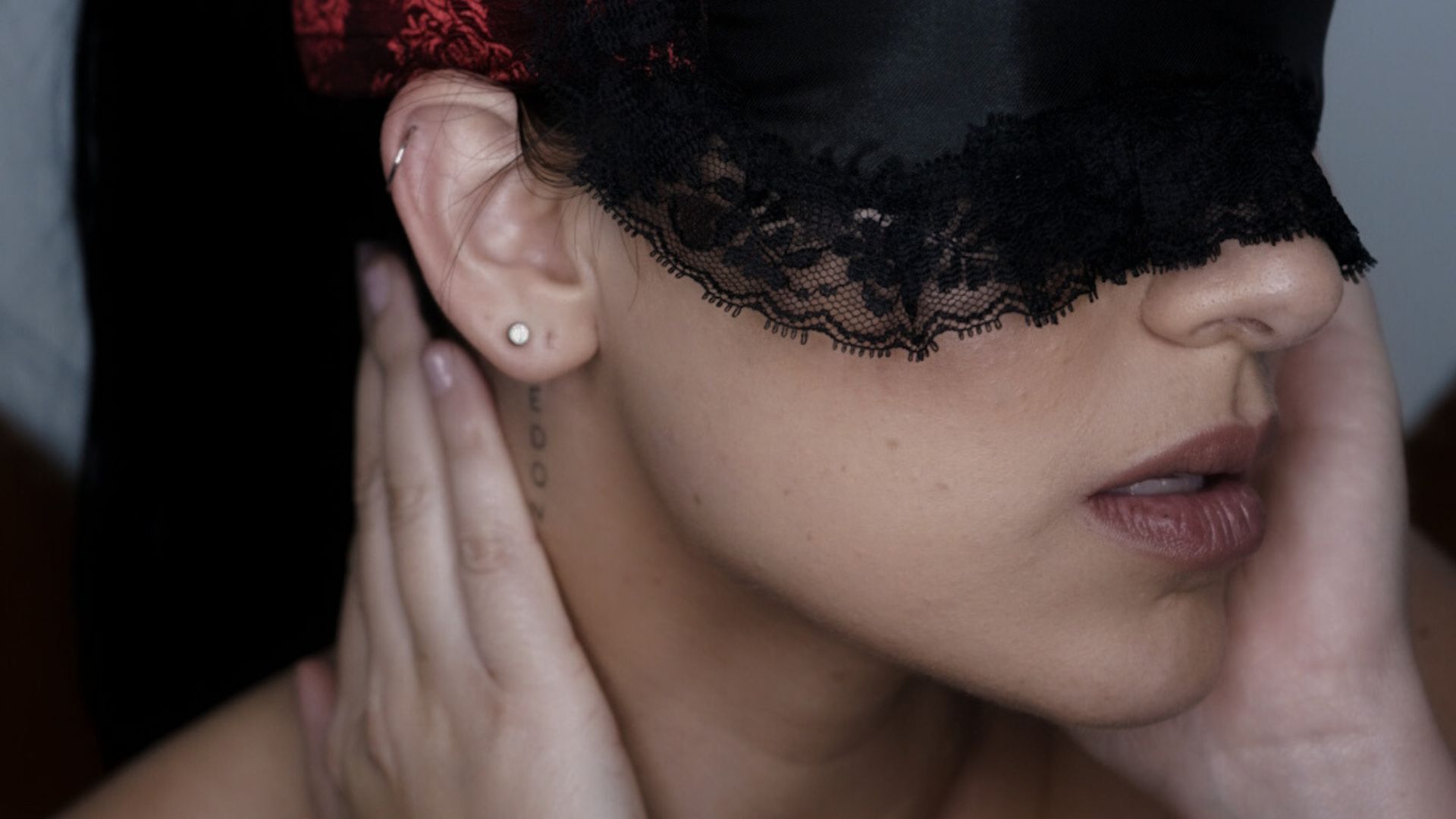 Julieta Chiara wearing a black and red blindfold