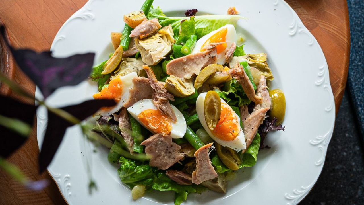 Crispy lettuce, soft eggs, olives and potatoes, the perfect tuna nicoise