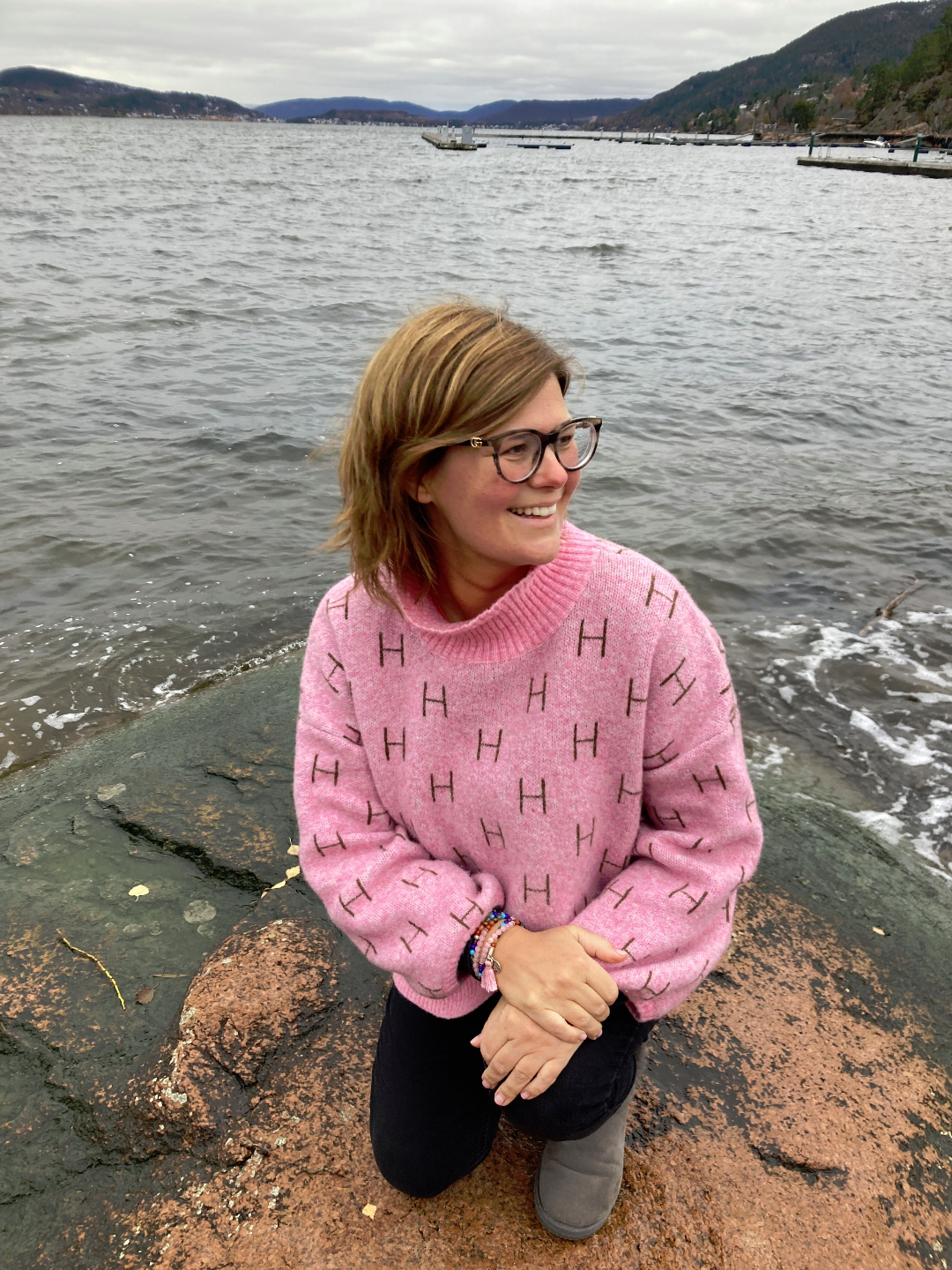 Som krystall healing terapeut og intuitiv veileder er jeg her for å guide deg tilbake til deg selv. Gjennom bruk av krystaller, pusteteknikker og terapeutisk berøring, hjelper jeg deg med å finne glede, øke energinivået, styrke jordingen og finne din indre sannhet.