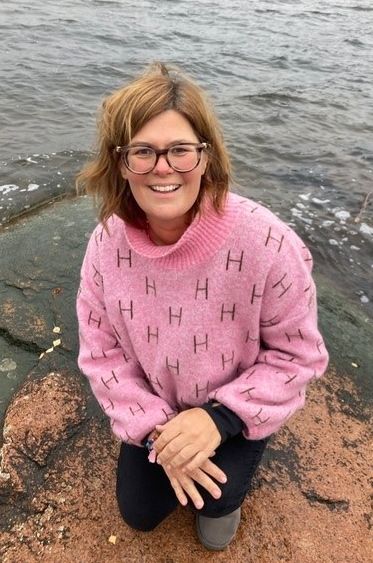Som krystall healing terapeut og intuitiv veileder er jeg her for å guide deg tilbake til deg selv. Gjennom bruk av krystaller, pusteteknikker og terapeutisk berøring, hjelper jeg deg med å finne glede, øke energinivået, styrke jordingen og finne din indre sannhet.