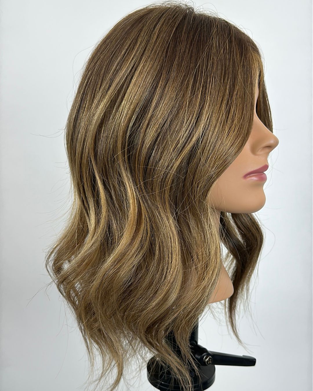 Highlighted brunette waves on a mannequin