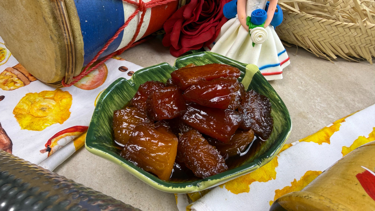 dulce de lechosa y piña rodeado de elementos tipicos culturales dominicanos