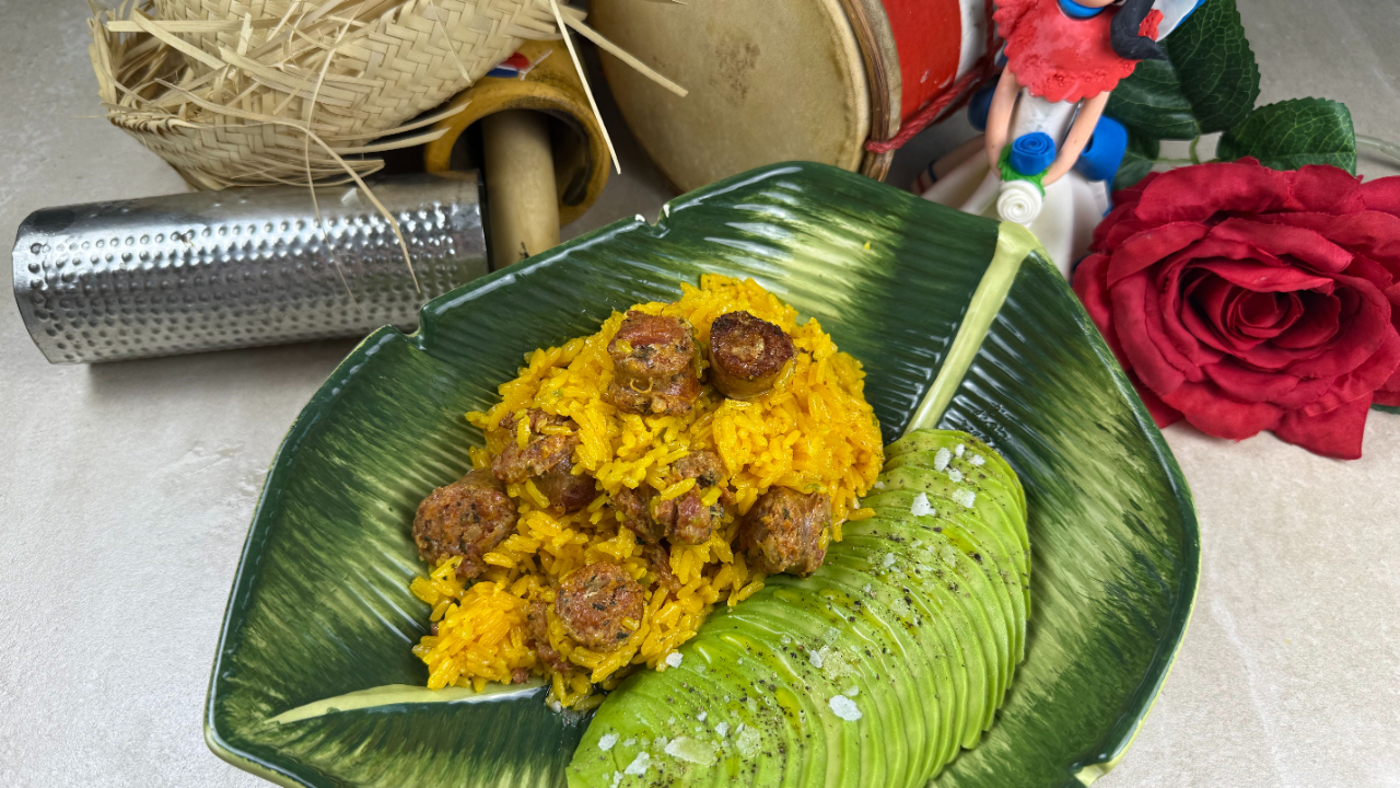 locrio de longaniza en un plato con forma de hoja rodeado de guira tambora y otros elementos dominicanos