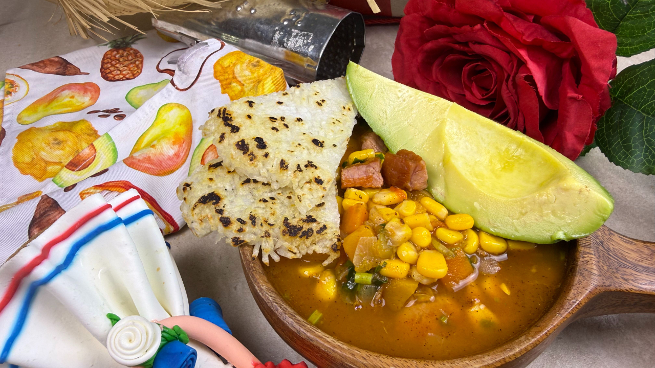plato de madera lleno de buche perico con elementos dominicanos decorativos aguacate y concon