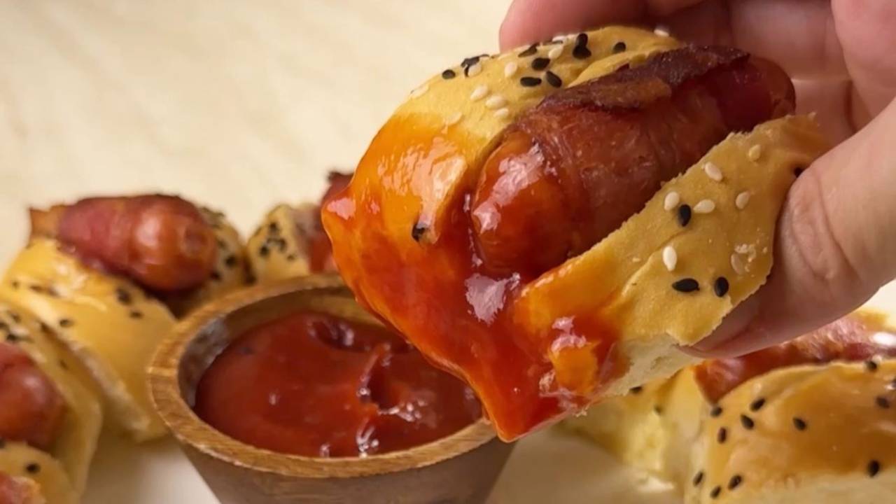 mini hotdogs envueltos en tocineta con ketchup meriendas