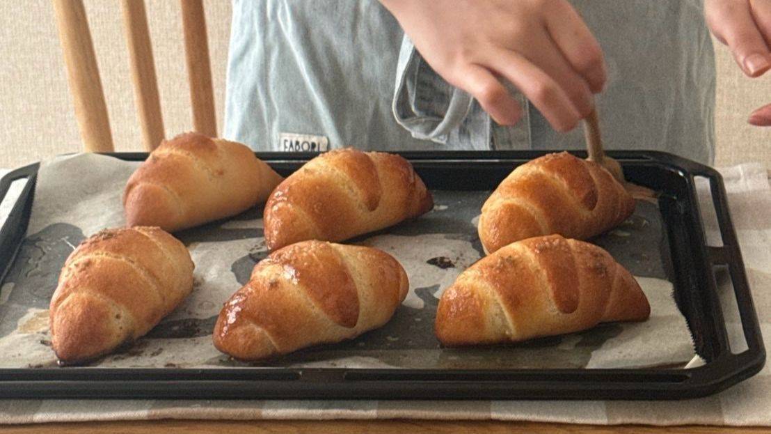 焼き上がったパンを確認する手元