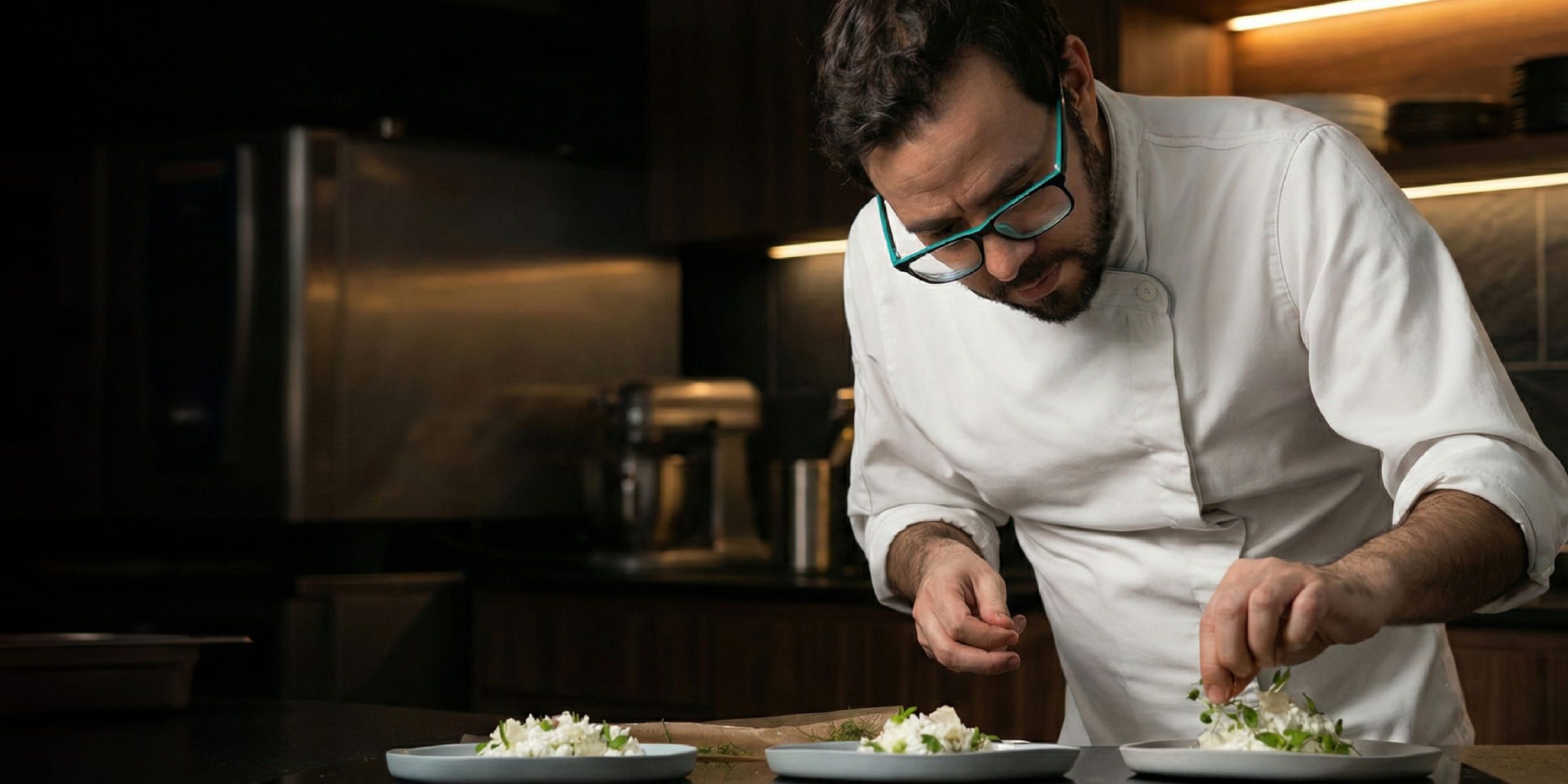 Jesús Escalera emplatando en cocina