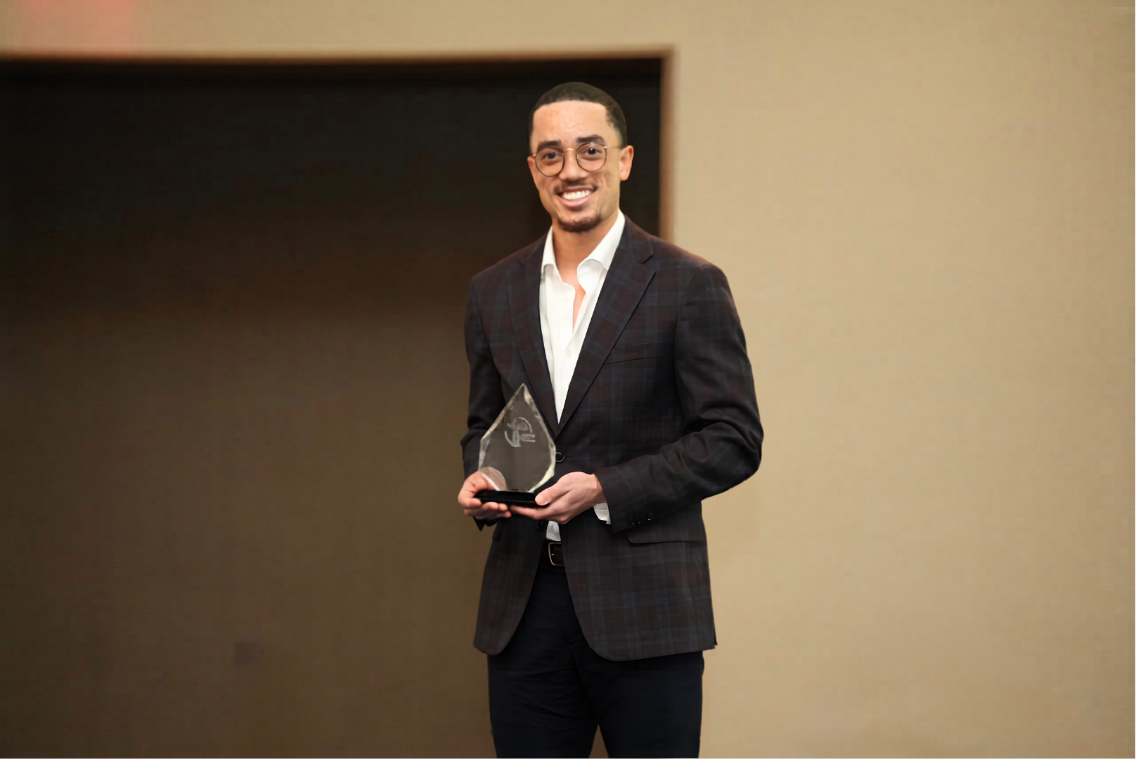JR Smith receiving the Stephens JFOS Excellence in Resident Education and Inclusion Award