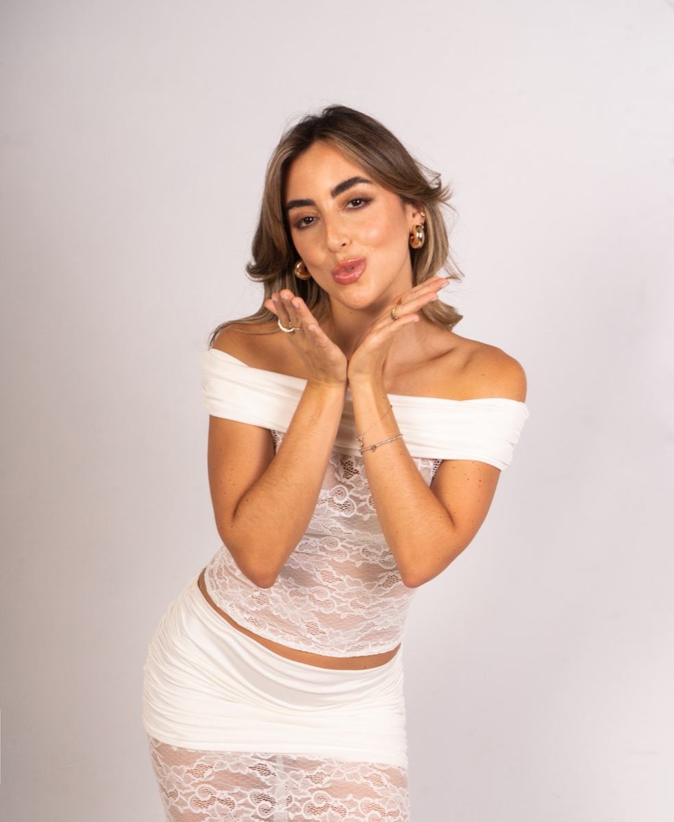Gaby mandando un beso