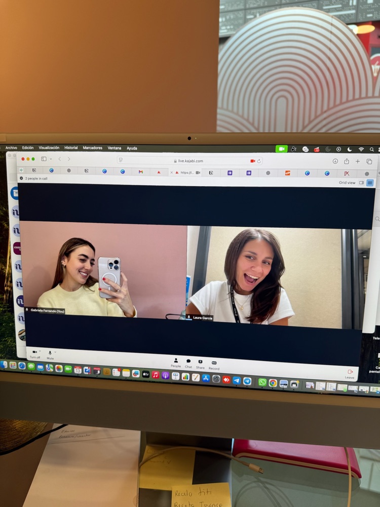 Gaby y una paciente riendo en videoconsulta