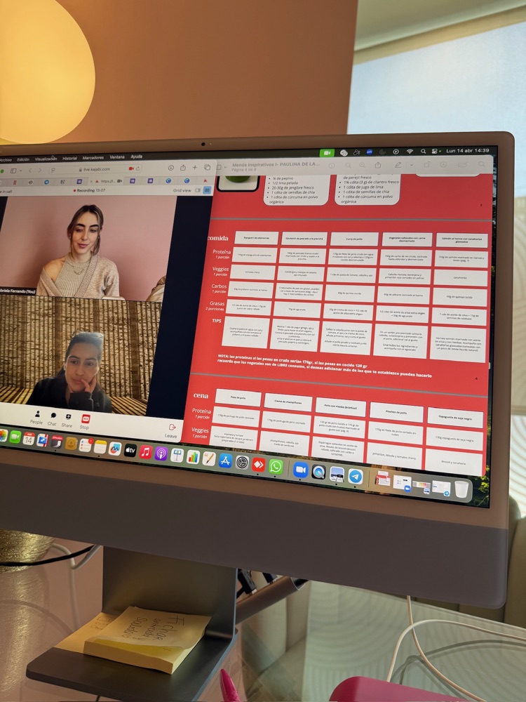 Gaby revisando el menú de una paciente en videoconsulta