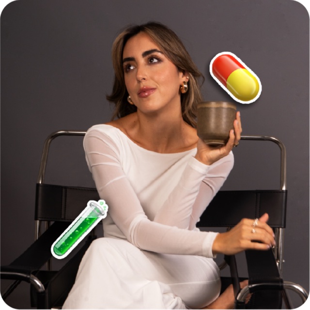 Gaby con una píldora y un tubo de ensayo