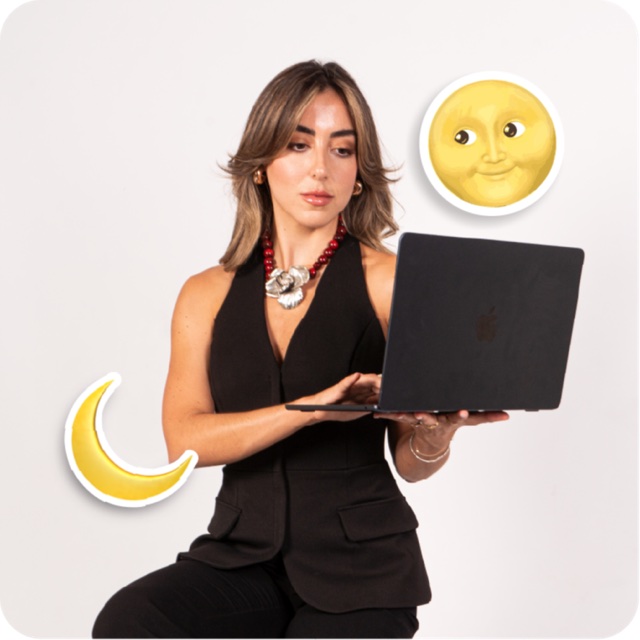 Gaby con su computador y una luna llena