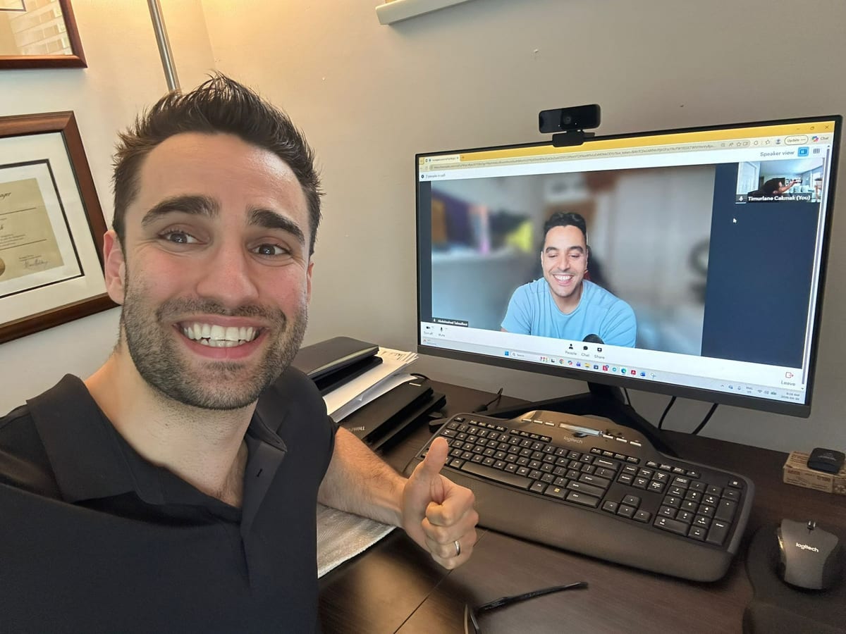 Student giving a thumbs up during an online 1-on-1 Darija coaching session with Abdul