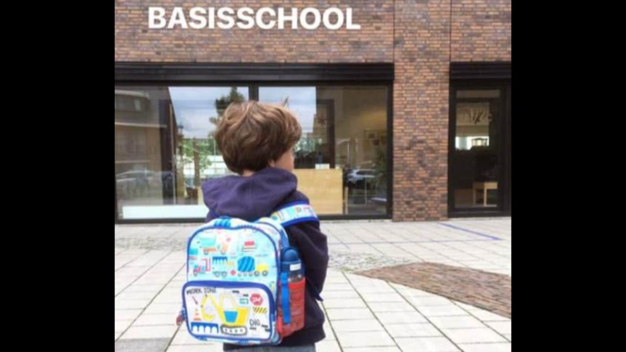 boy as a kleuter going to the basisschool