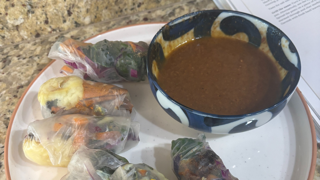 spring rolls with sauce