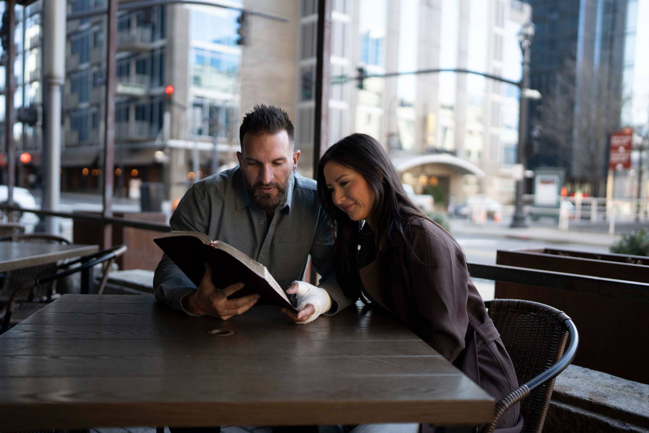 Vince and Ellie reading together at a café