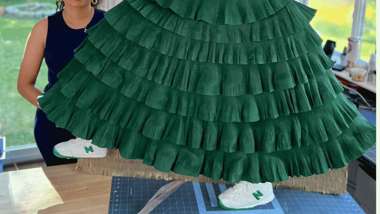 Vestido de piñata de quinceañera con volantes verdes