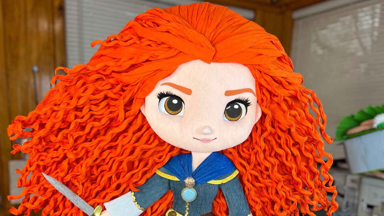 Piñata de personaje con cabello rizado en relieve