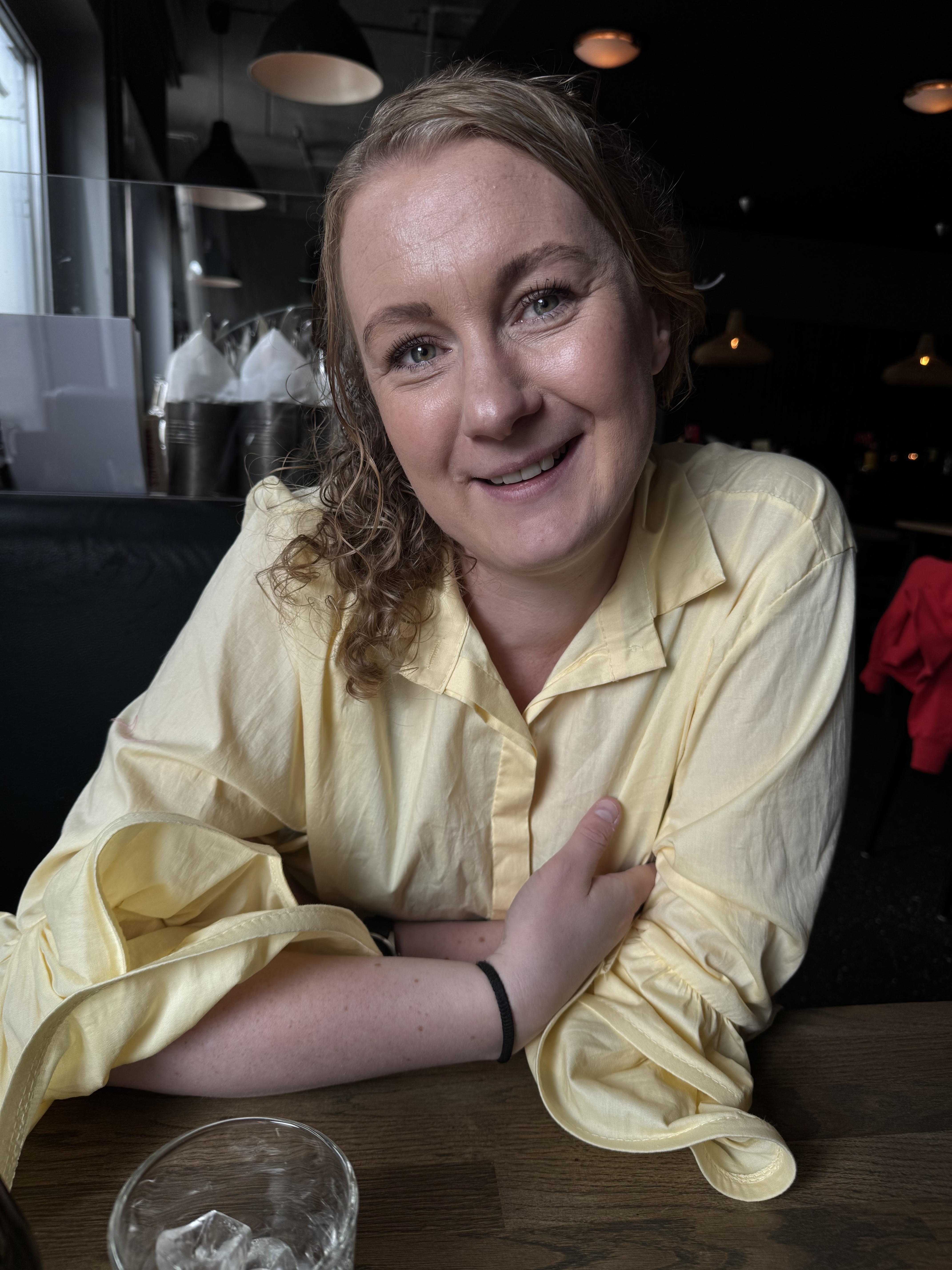 Caroline Heimen smiler i gul skjorte