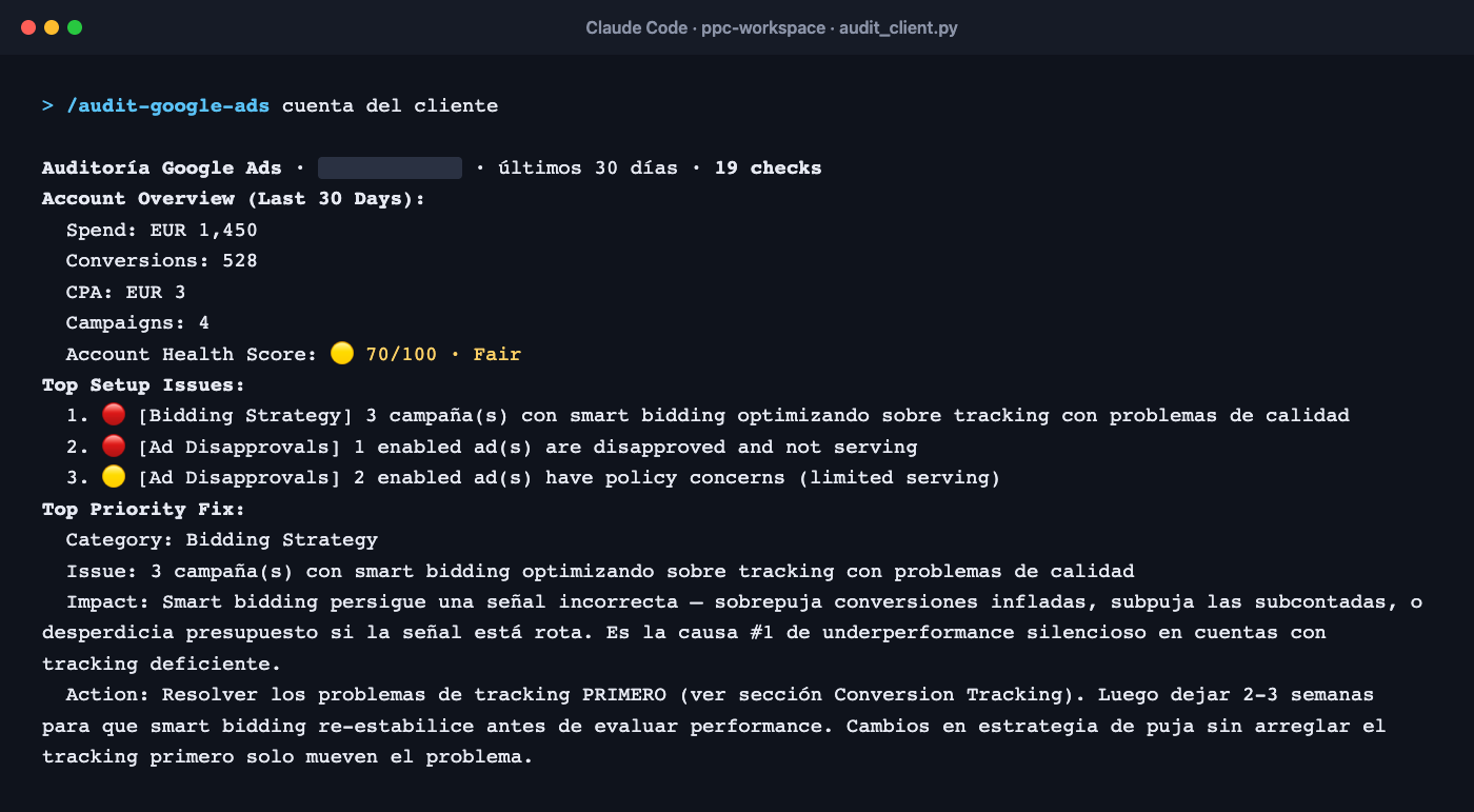 Salida real de /audit-google-ads sobre una cuenta de cliente en euros: health score, issues de configuración y prioridad, con el nombre del cliente tapado