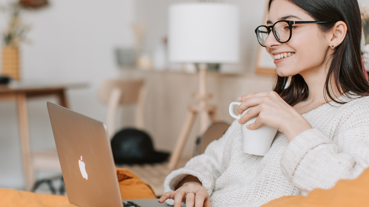 parents or mum using an online potty training course on her laptop