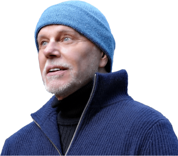 Aaravindha Himadra mit blauem Hut und Pullover schaut in die Ferne