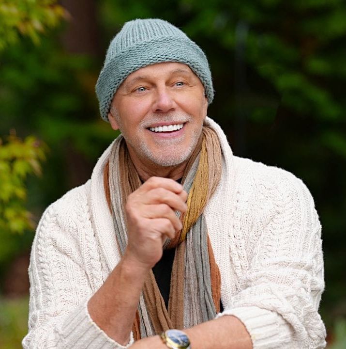 Aaravindha Himadra sitzt im grünen Garten