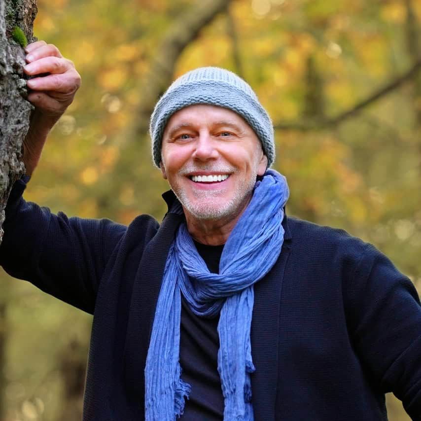 Aaravindha Himadra, der spirituelle Lehrer von Sambodha, steht im Wald