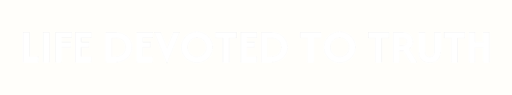 Weißes Rechteck mit der Aufschrift "Life Devoted To Truth" (Der Wahrheit gewidmetes Leben) auf dem Titel der Zusammenfassung von Aaravindha Himadra