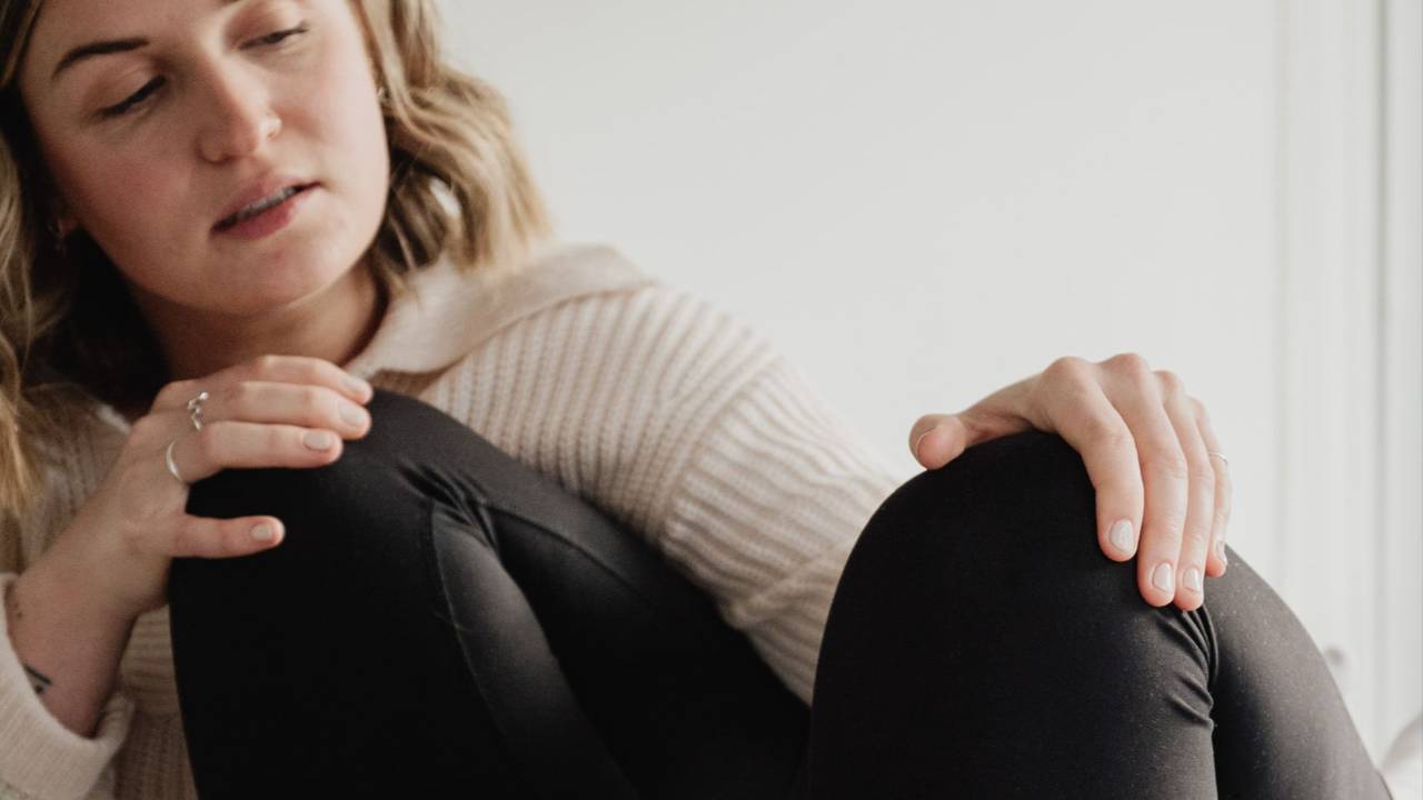Femme enceinte assise, calme et les yeux fermés, qui se prépare à l'accouchement avec épidurale