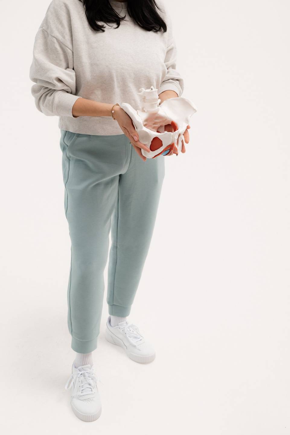 Femme en post-partum en vêtements confortables – ressources gratuites de physiothérapie périnéale