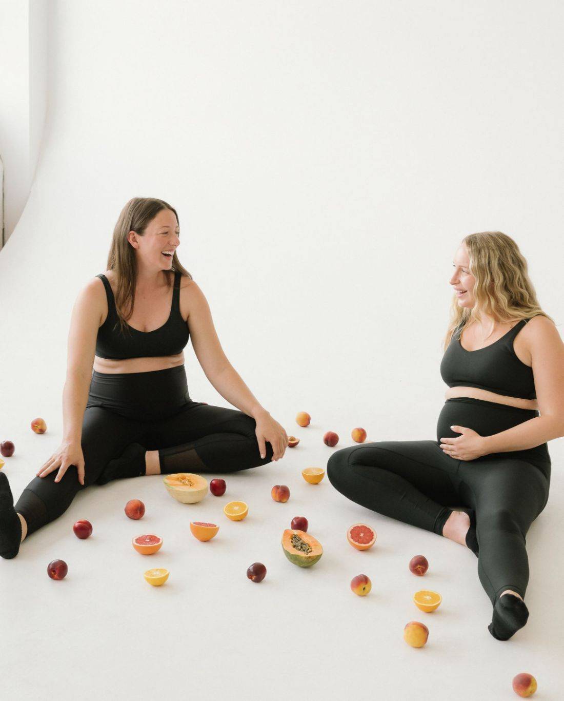Deux femmes enceintes font des exercices de préparation à l'accouchement pour réduire les risques de déchirure périnéale