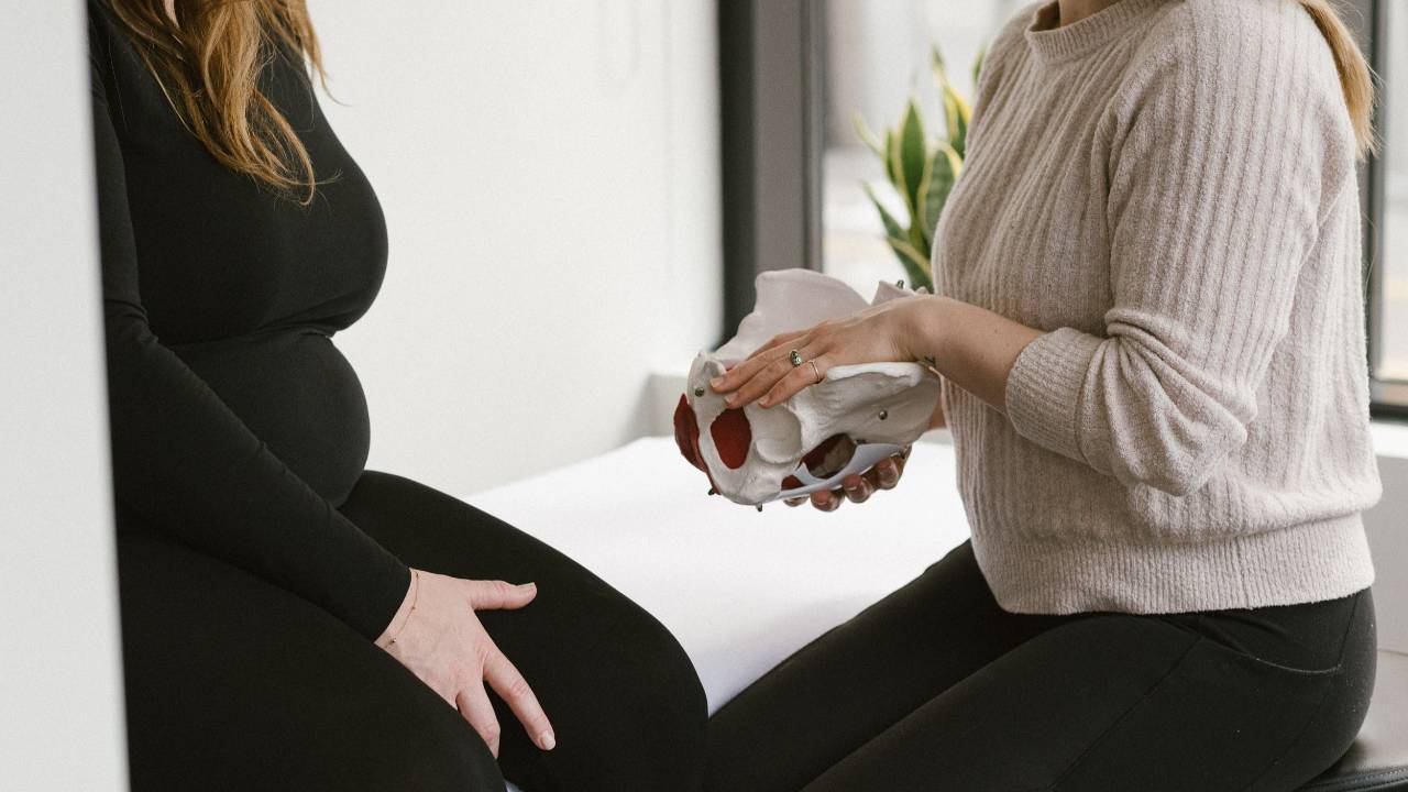 Physiothérapeute en rééducation périnéale qui discute avec une patiente en clinique