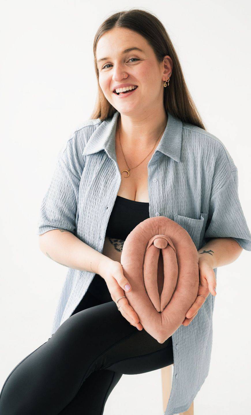Catherine Lafrance-Raymond, physiothérapeute en rééducation périnéale et pelvienne, tenant un modèle de bassin