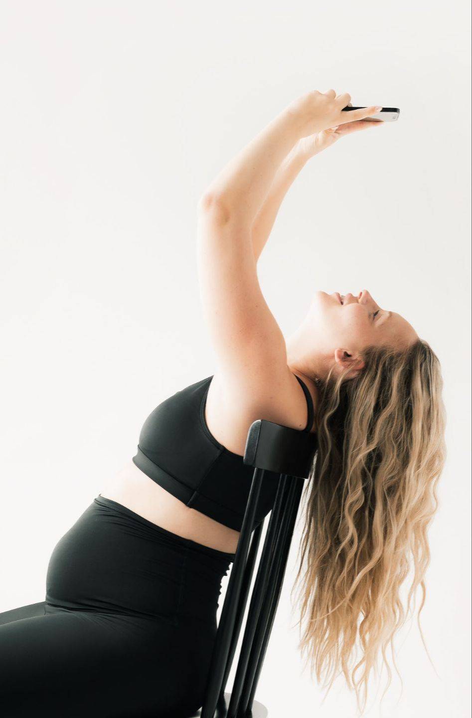 Femme enceinte qui s'étire : mobilité du bassin et du plancher pelvien pour se préparer à l'accouchement