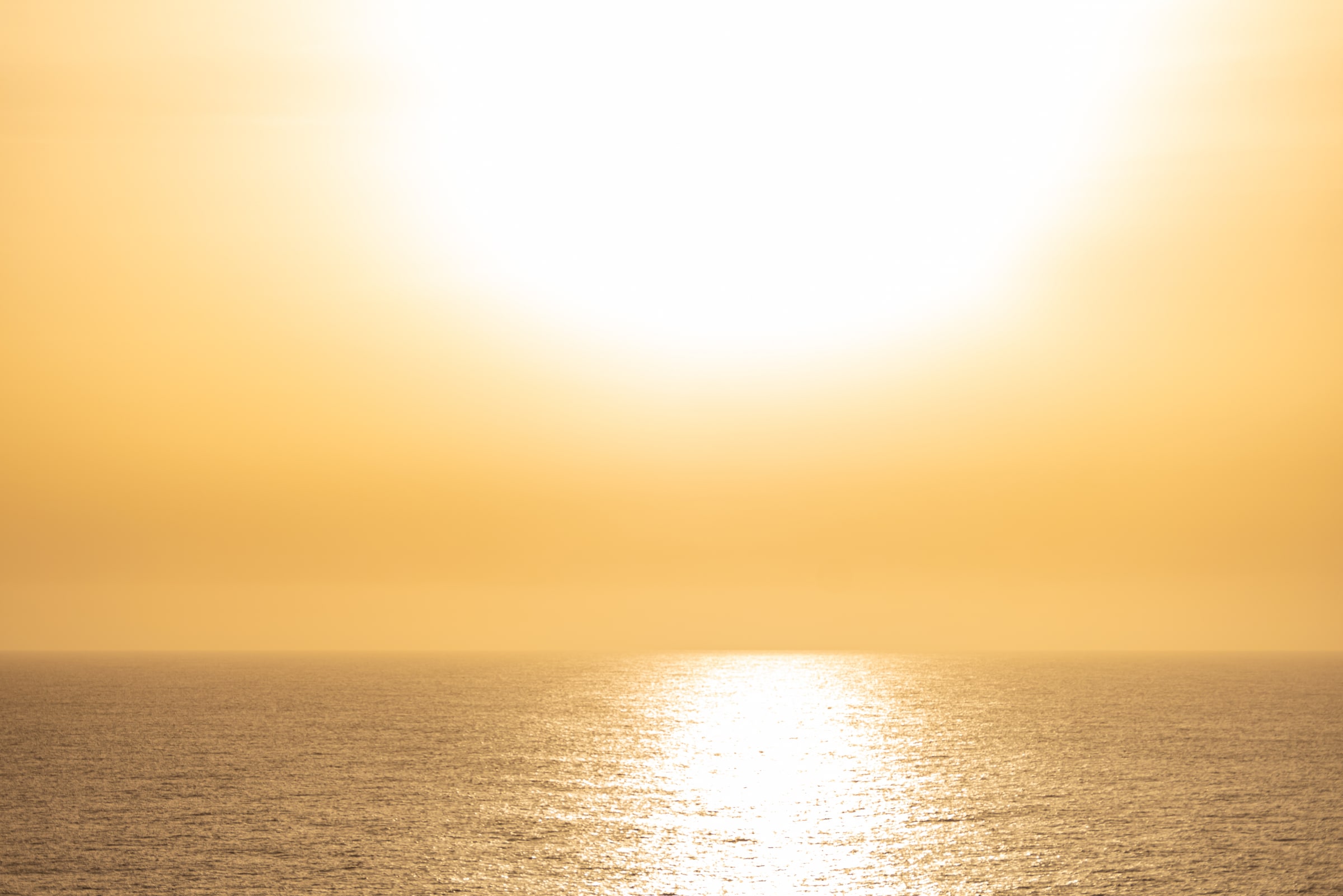 Amanecer dorado sobre el mar, símbolo de una nueva temporada de luz