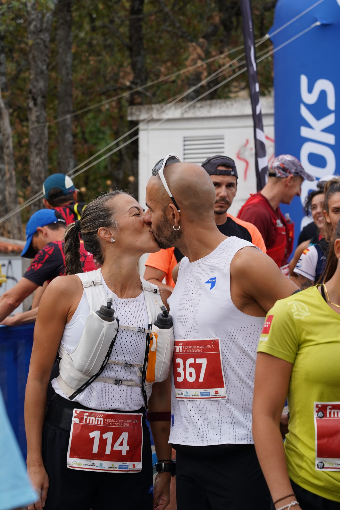 MJ y Manu se besan en la salida del Trail Las Dehesas de la Fuenfría 2026, con los dorsales 114 y 367