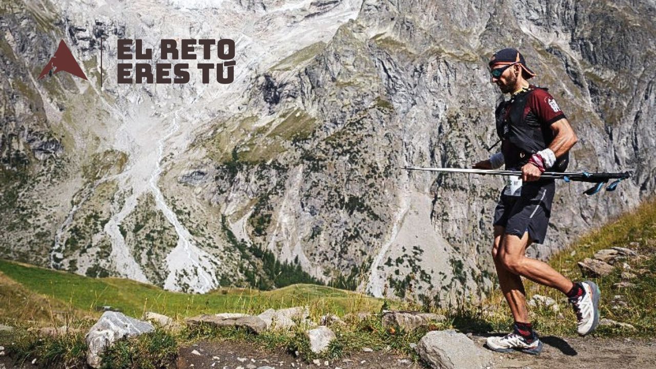 Manu tocando la campana de meta tras terminar un ultra trail