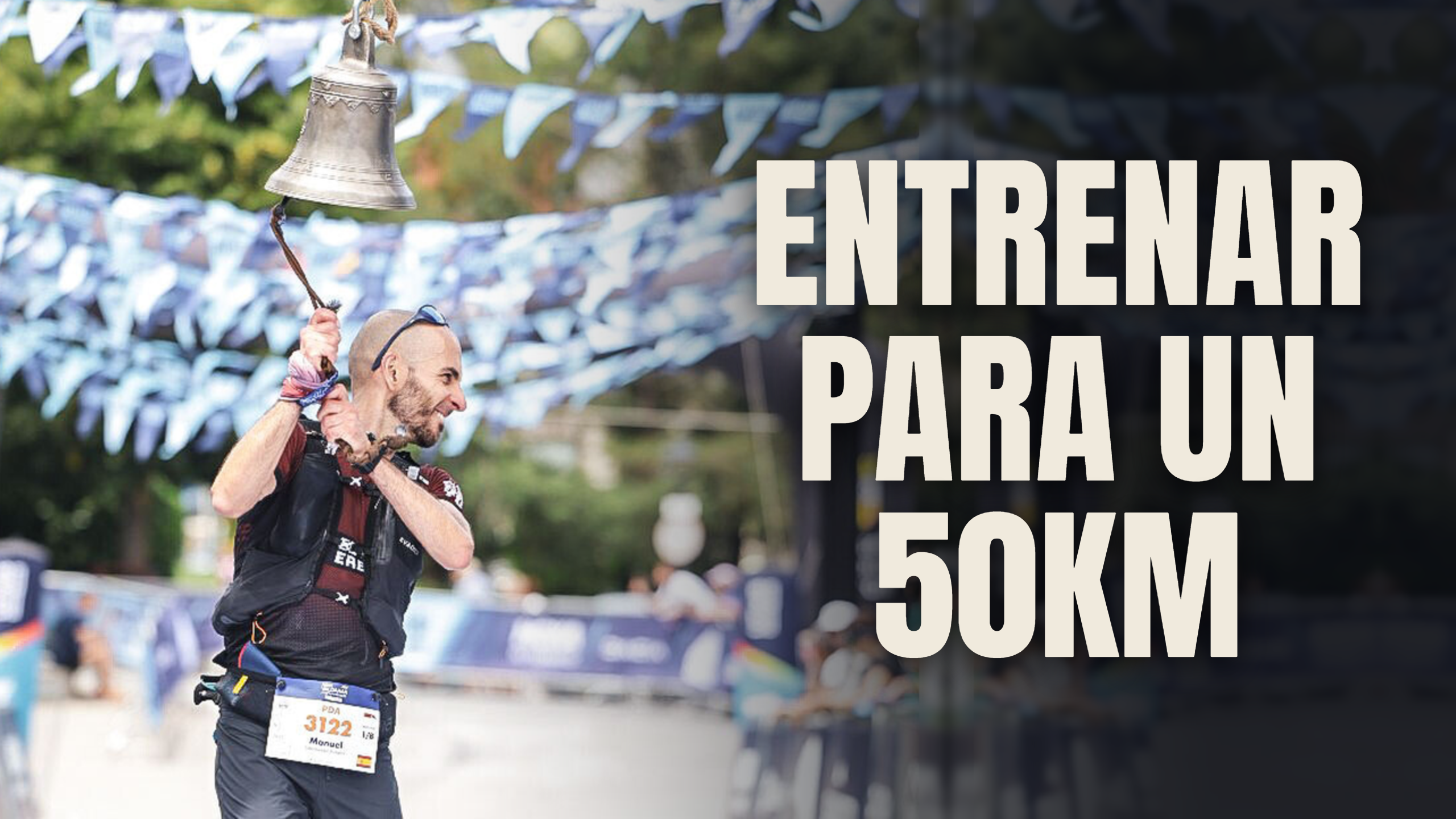 Manu tocando la campana de meta tras terminar un ultra trail