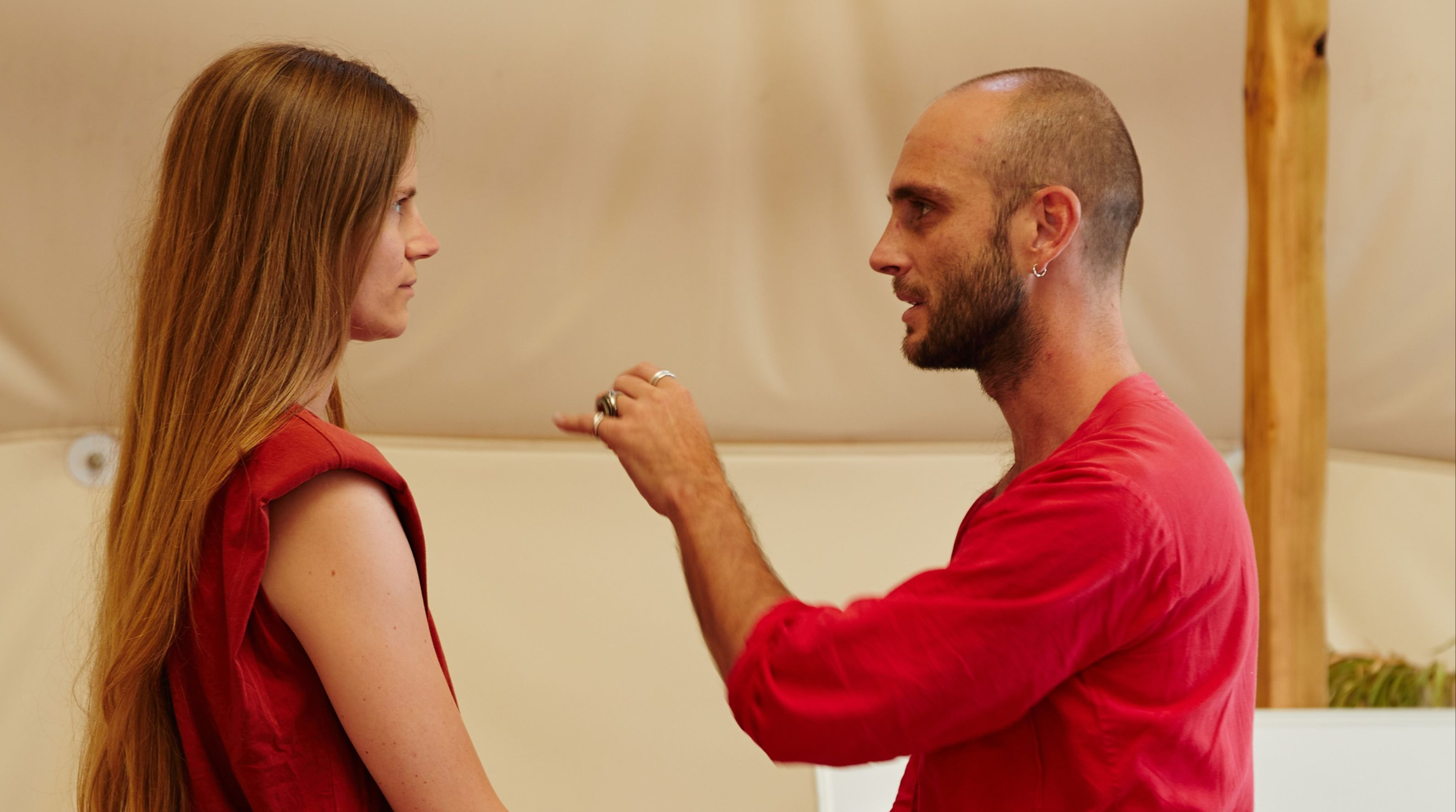 David Marius leading an erotic hypnosis demonstration at the ecstatic hypnosis weekend workshop