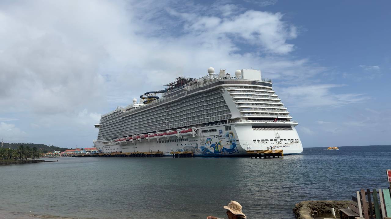 A Norwegian cruise ship docked in Roatan