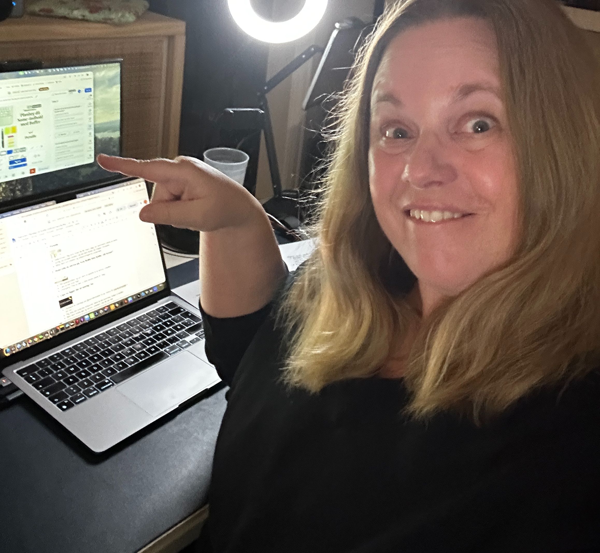 Pernille ved computeren