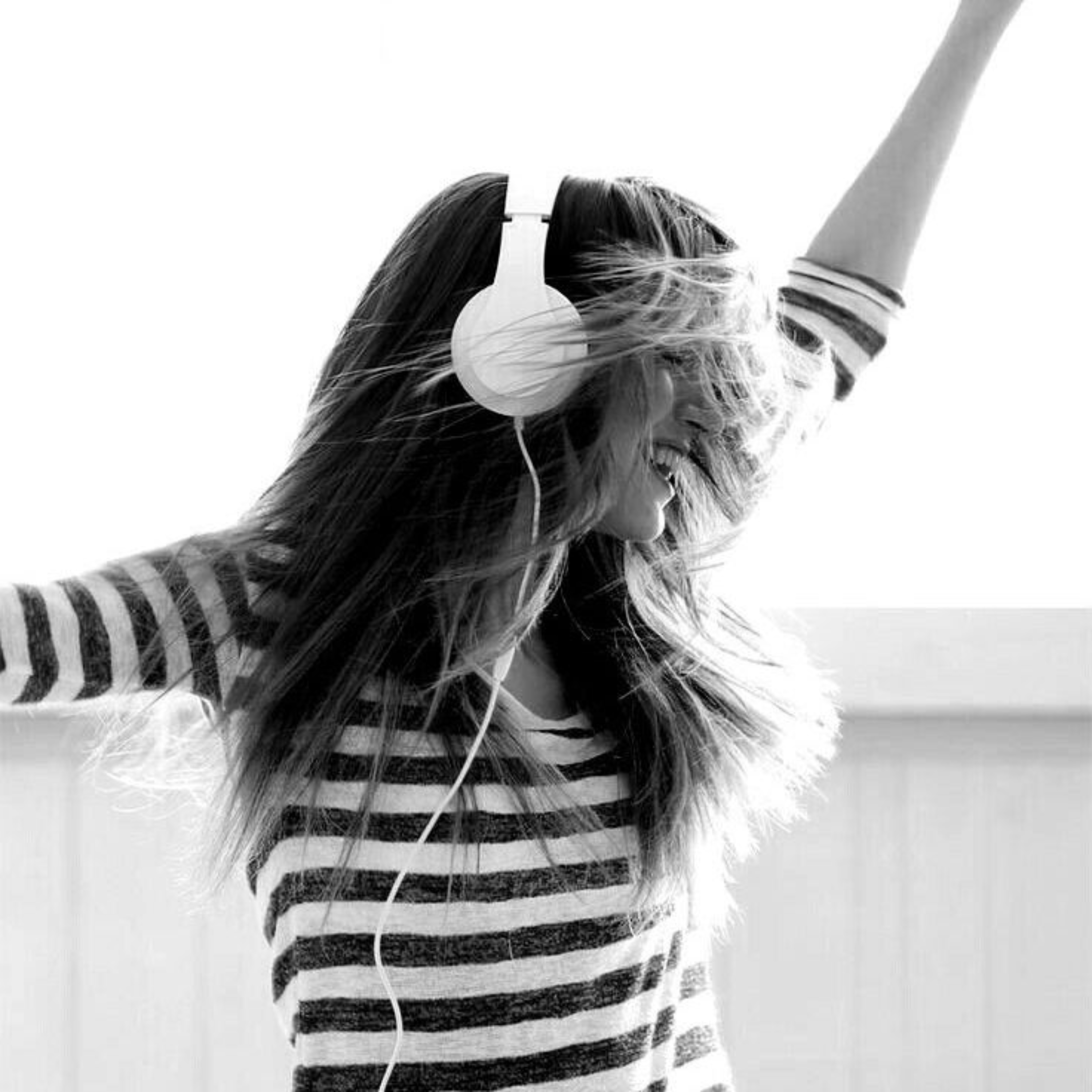 Vrouw danst met koptelefoon op